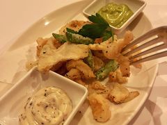 香酥鱿鱼圈配香草蛋黄酱-WOLFGANG PUCK KITCHEN & BAR(迪士尼小镇店)