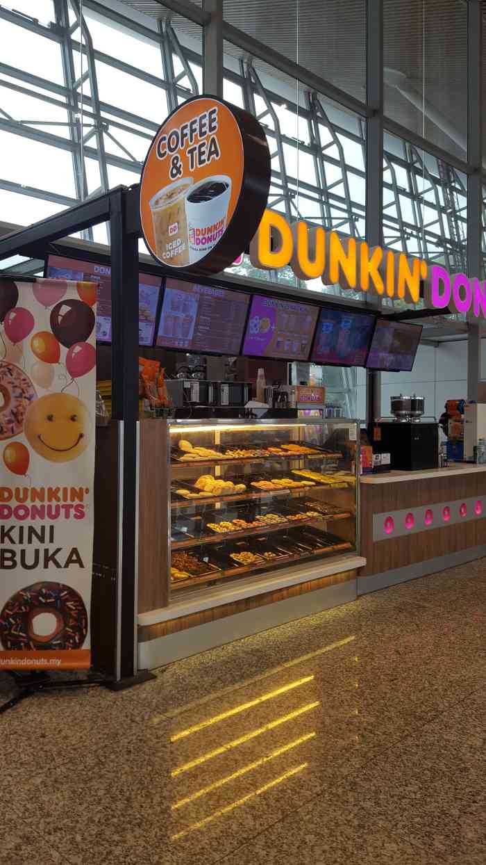 dunkindonuts-"转机登机口的饮料店,半夜到现在飞了7个小.