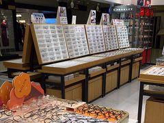 -美式眼镜·授权蔡司.依视路.尼康.豪雅.明月(人民广场店)