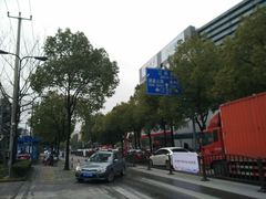 -卜蜂莲花-超市地下停车场