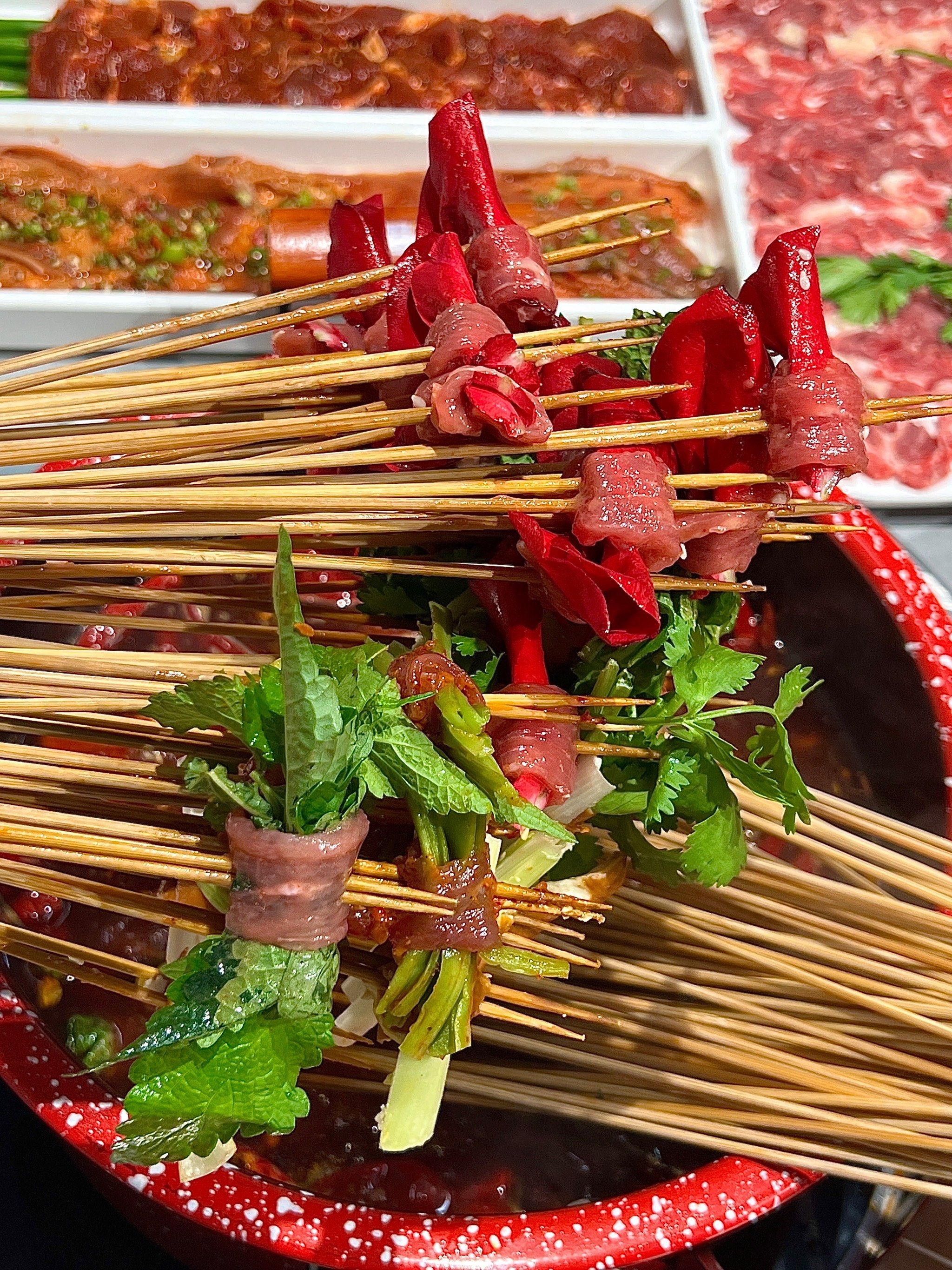 在成都吃一种很新颖的串儿!年轻人的蹦迪现场嗨翻了