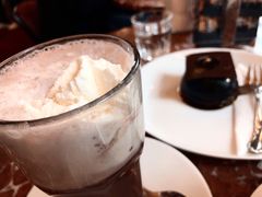 hot&nbsp;chocolate&nbsp;with&nbsp;whipped&nbsp;cream-中央咖啡馆