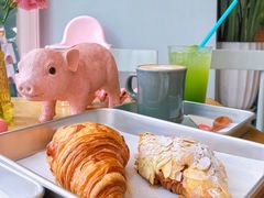 杏仁可颂-WHEN PIGS FLY当猪飞