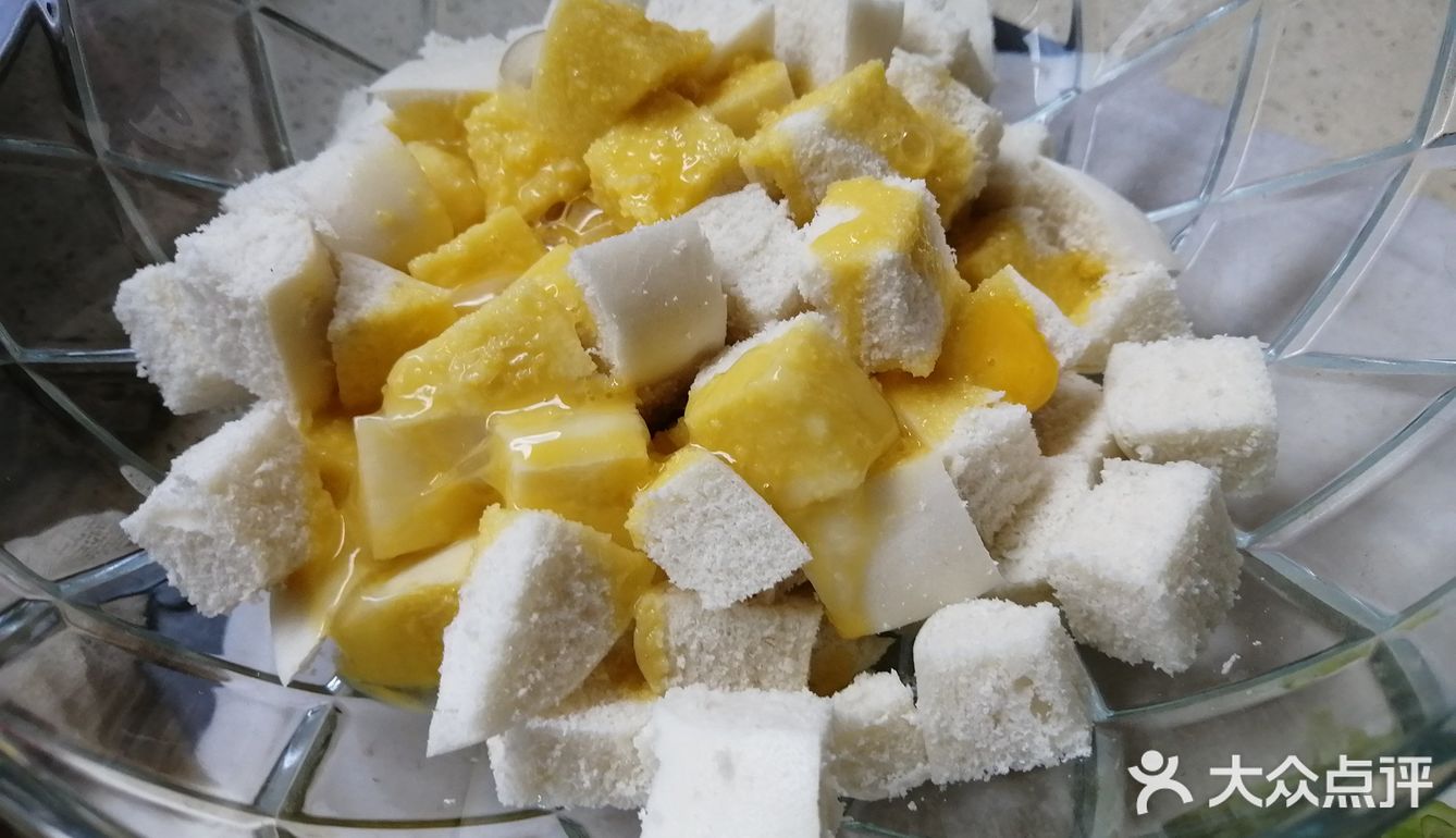 切一个西红柿。吃完西红柿就挺饱的了