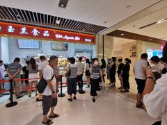 等位区-白玉兰食品甜凤店(合生汇店)