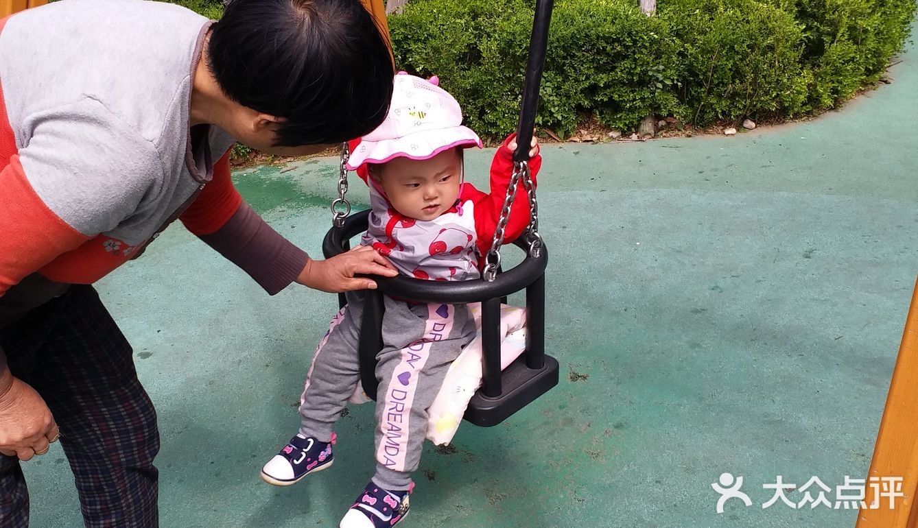 都是家长带着小宝贝来玩儿的,这里有很多的玩具