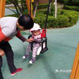 都是家长带着小宝贝来玩儿的,这里有很多的玩具