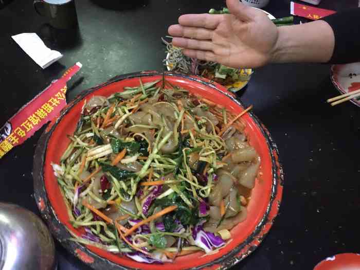 正宗东北菜口味超赞……菜码很实惠服务态度好……特别喜欢他家的装修