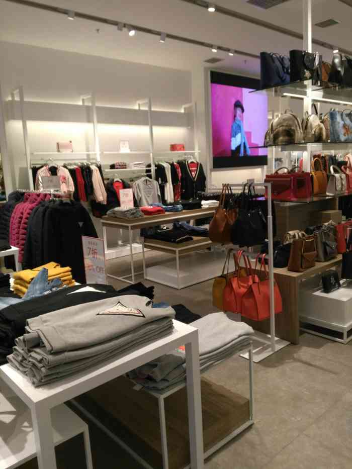 guess(大融城店)-"大融城的这家guess门店还挺大的,里面.