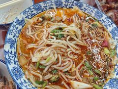 耙肉饵丝-巍山𤆵肉饵丝