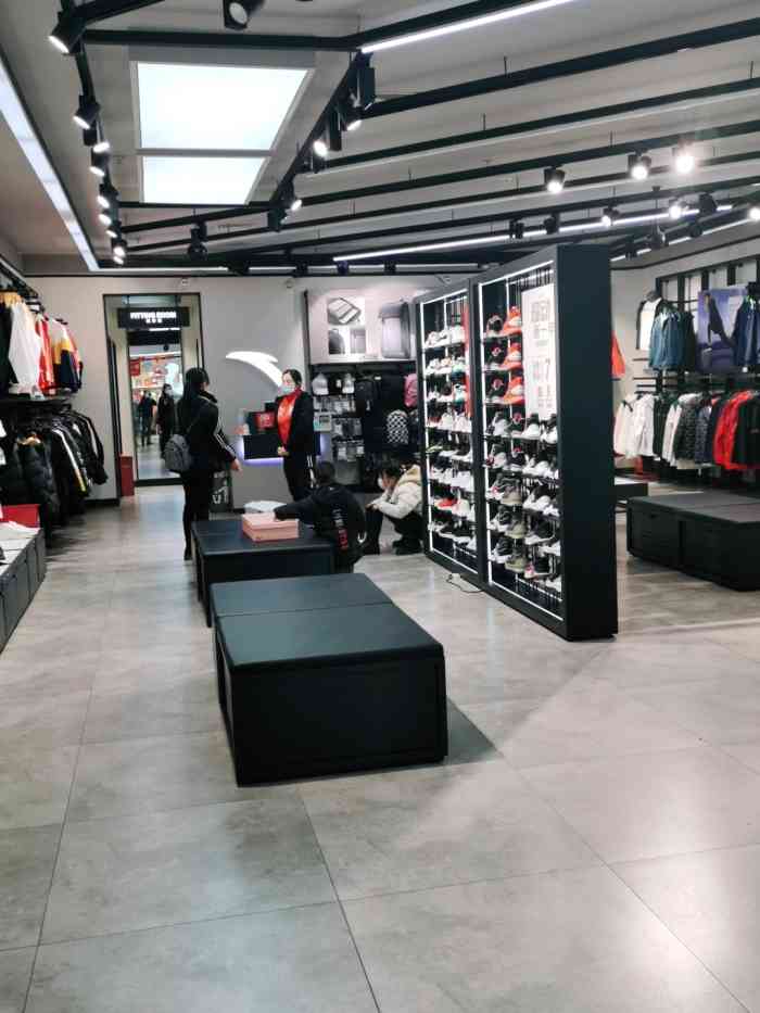 安踏品牌运动店-"安踏这个店是在北二环与四里河交叉口明发广.