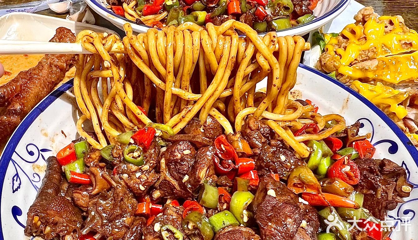 不用去徐州！济南经三路附近辣子鸡拌面！！