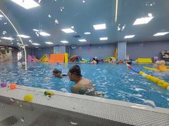 -蓝鲸奇亲子游泳俱乐部