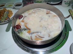 -洪氏嗨捞·广东猪肚鸡·椰子鸡火锅(西咸万象城店)