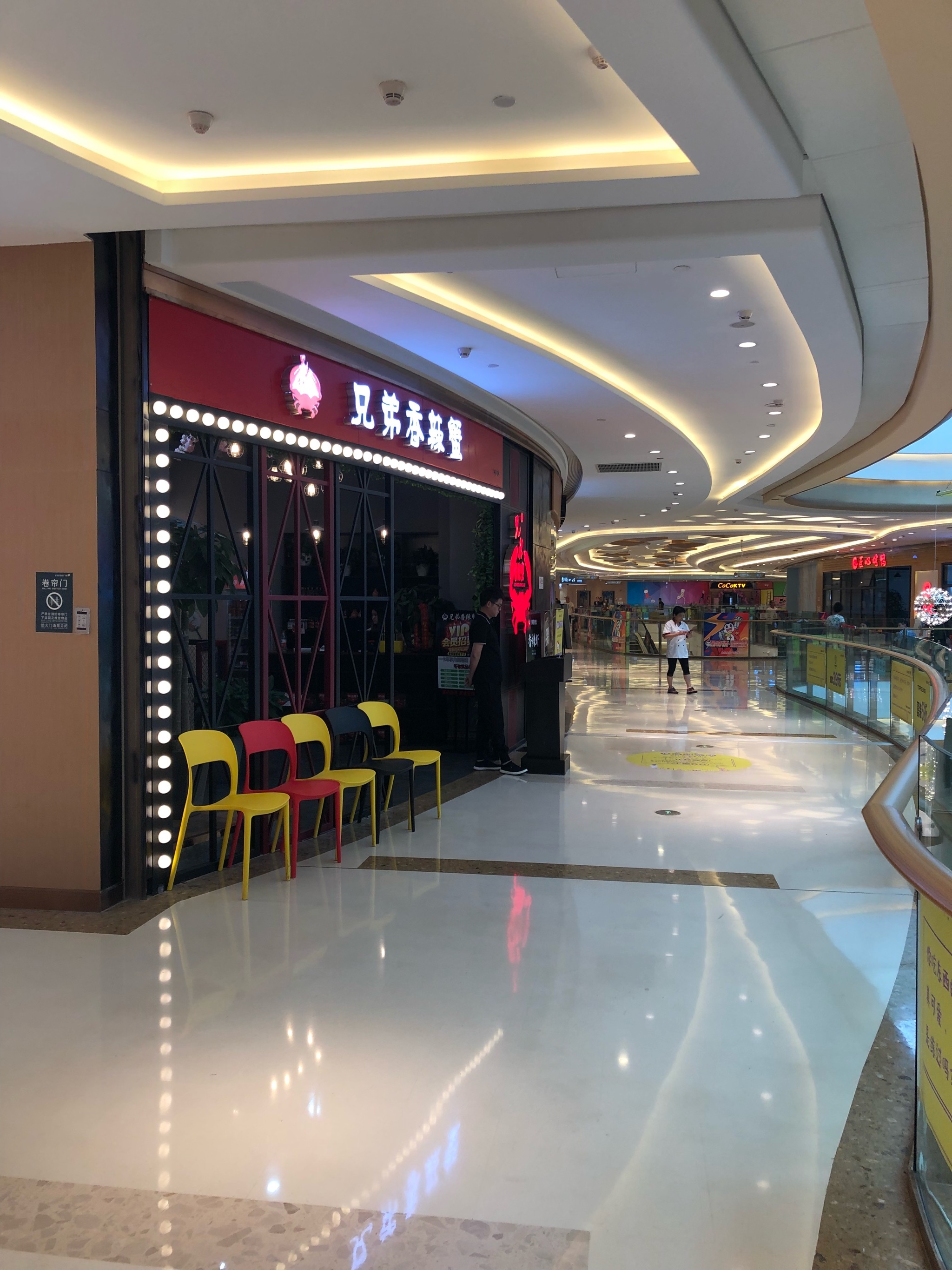 位于茶园新区奥园购物广场,停车也十分方便