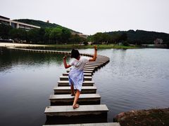 通往室外泳池唯一的一条路-上海佘山世茂艾美酒店