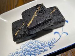 芝麻流心奶黄姑嫂饼-佬泰丰斋· 乌镇茶食餐厅