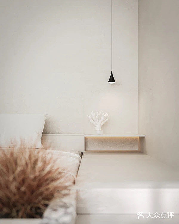 角落处的壁炉以现代简约的姿态呈现 同时也作为独特的背景造型