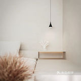 角落处的壁炉以现代简约的姿态呈现 同时也作为独特的背景造型