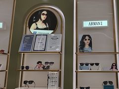 -目上眼镜·蔡司依视路授权(青浦宝龙店)