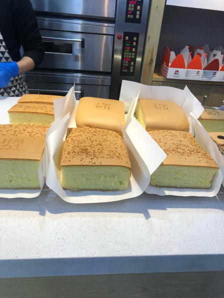 阿嬷蛋糕店(江汉路万达店)-"顺着地址找过去的,还好没有那么多人排队