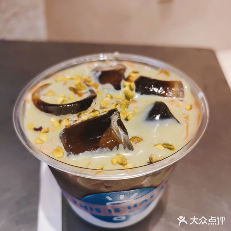 店面不大。门口的椅子去的时候有人坐啦，很适合拍照…