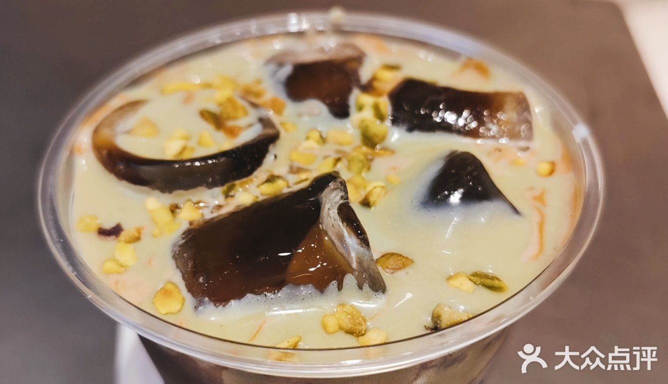 店面不大。门口的椅子去的时候有人坐啦，很适合拍照…