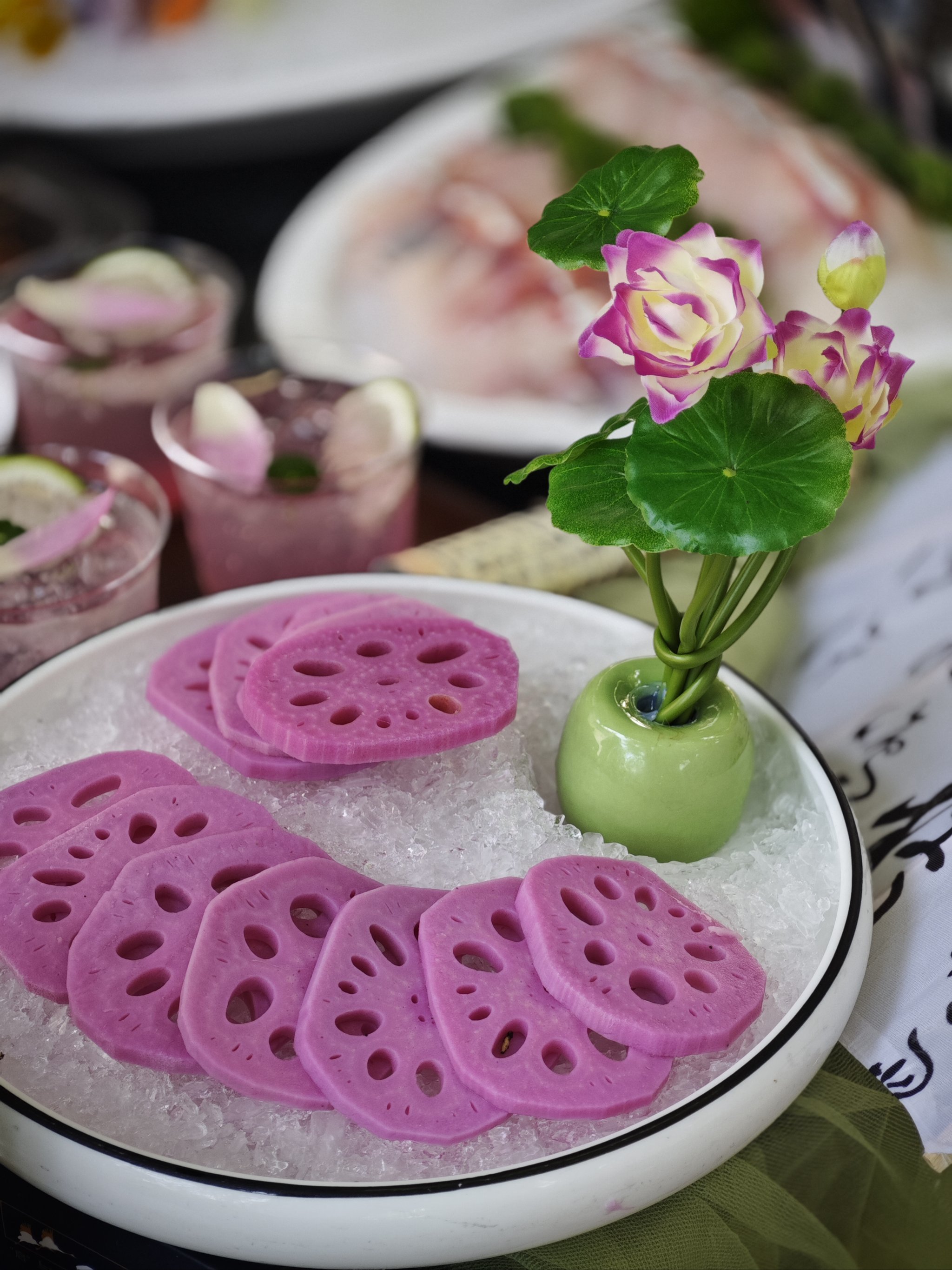 当然要吃一顿荷花主题火锅咯!