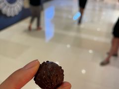 黑巧松露松露形夹心巧克力-Laderach 莱德拉(上海环贸iapm店)