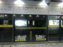 站台-龙溪路(地铁站)