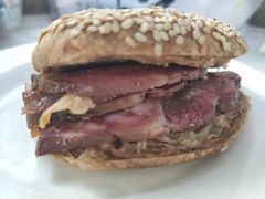 烧饼夹肘子-老磁器口豆汁店(天坛店)