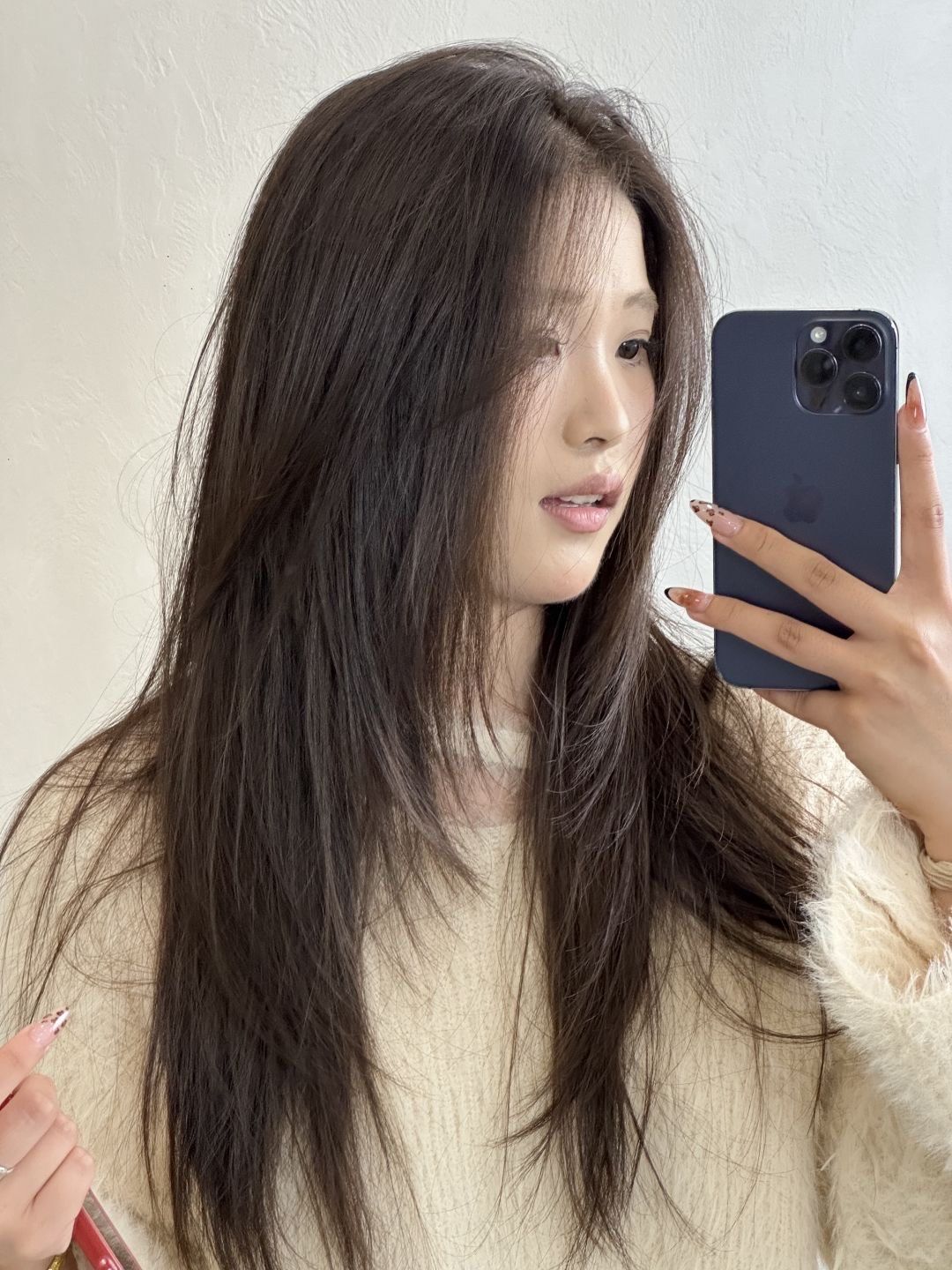 于发间晕染低调奢华,映出时尚光影,是温柔与高级的默契协奏