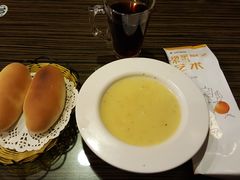 &nbsp;鸡茸玉米浓汤+面包+红茶-豪客来牛排(人民东路店)