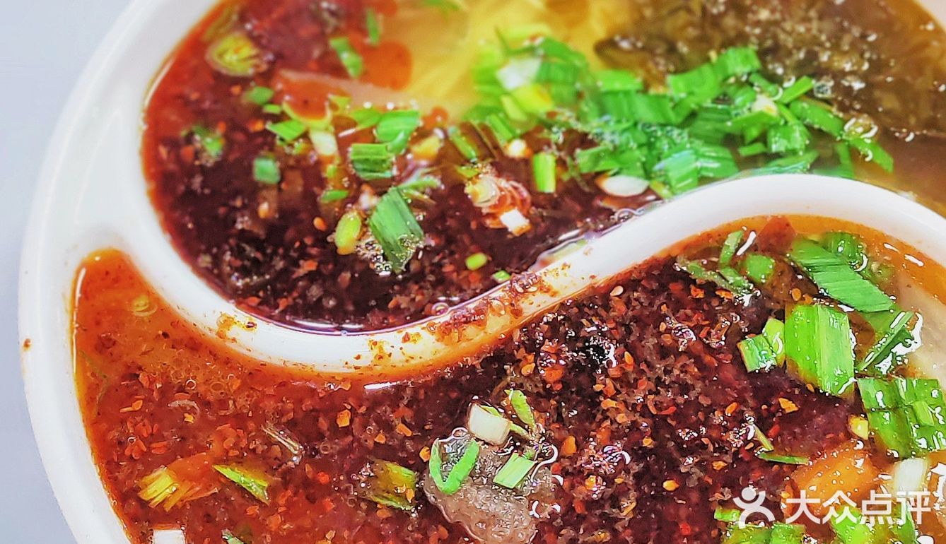 一碗能吃到两种口味的鸳鸯牛肉面还挺新奇的