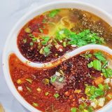 一碗能吃到两种口味的鸳鸯牛肉面还挺新奇的