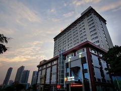 -武汉光谷广场杨家湾地铁站怡程酒店