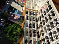 -MiRi眼镜连锁·蔡司·尼康控优点合作店(莘庄店)