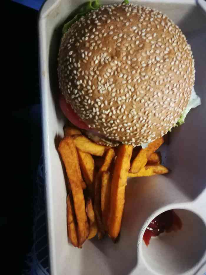 lush-"和宿舍一起去的 点了一堆汉堡三明治什么."-大众点评移动版