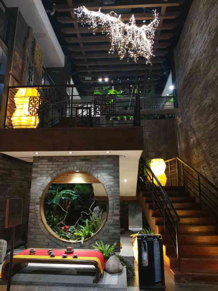 妈妈喝茶喝的很开心非常有趣