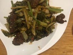 自制酸菜炒牛肉-宏记广东客家菜(丰汇店)