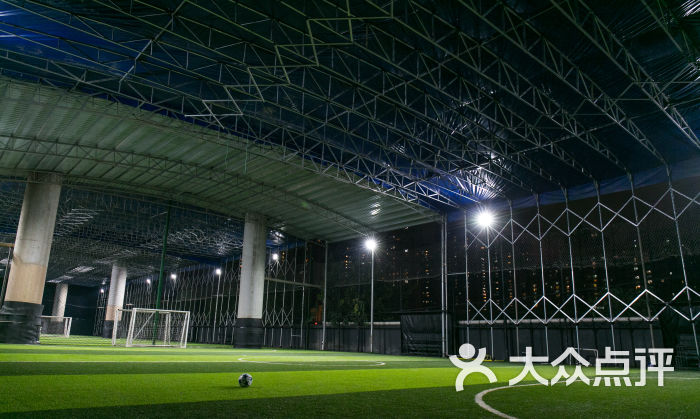 球圣足球俱乐部球场-夜晚图片 - 第18张