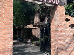 -Chom Cafe and Restaurant