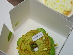 开心果树莓泡芙-Ten Olives甜点
