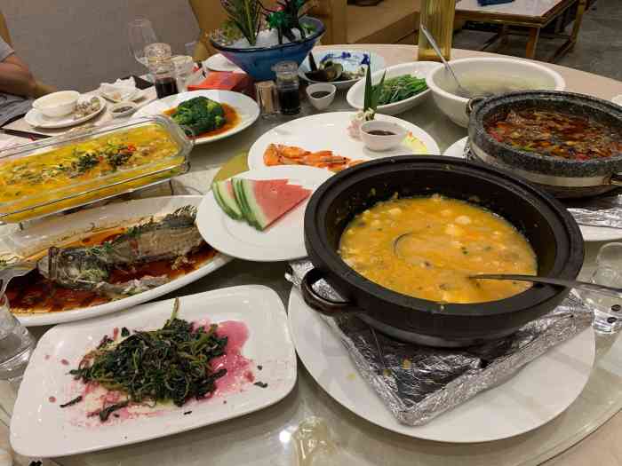 东海湾海鲜城-"很好吃～ 吃过好几次了～ 适合家庭老小聚.