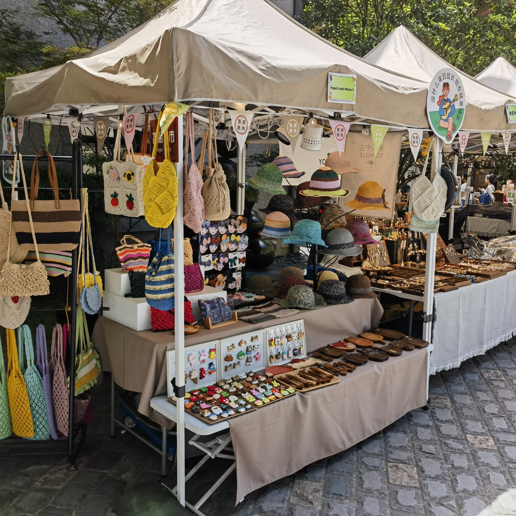 周末衡山坊有市集,各种摊位一应俱全,吃的喝的玩的