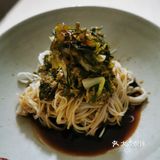 香椿炒鸡蛋配葱油拌面