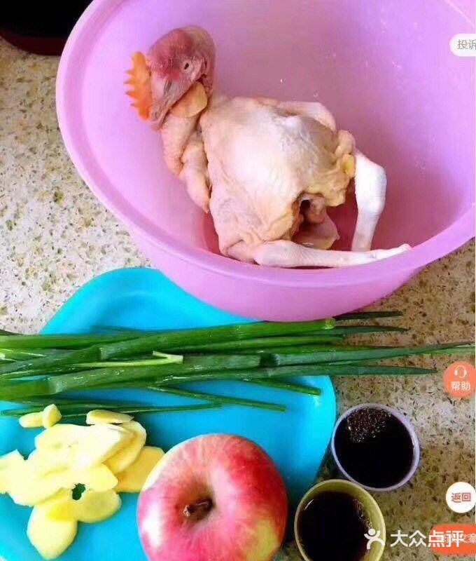 用厨房用纸擦干表面，苹果洗净并切片备用