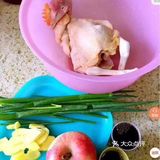 用厨房用纸擦干表面，苹果洗净并切片备用