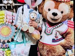 -小镇影院迪士尼小熊Duffy与他的朋友合影地