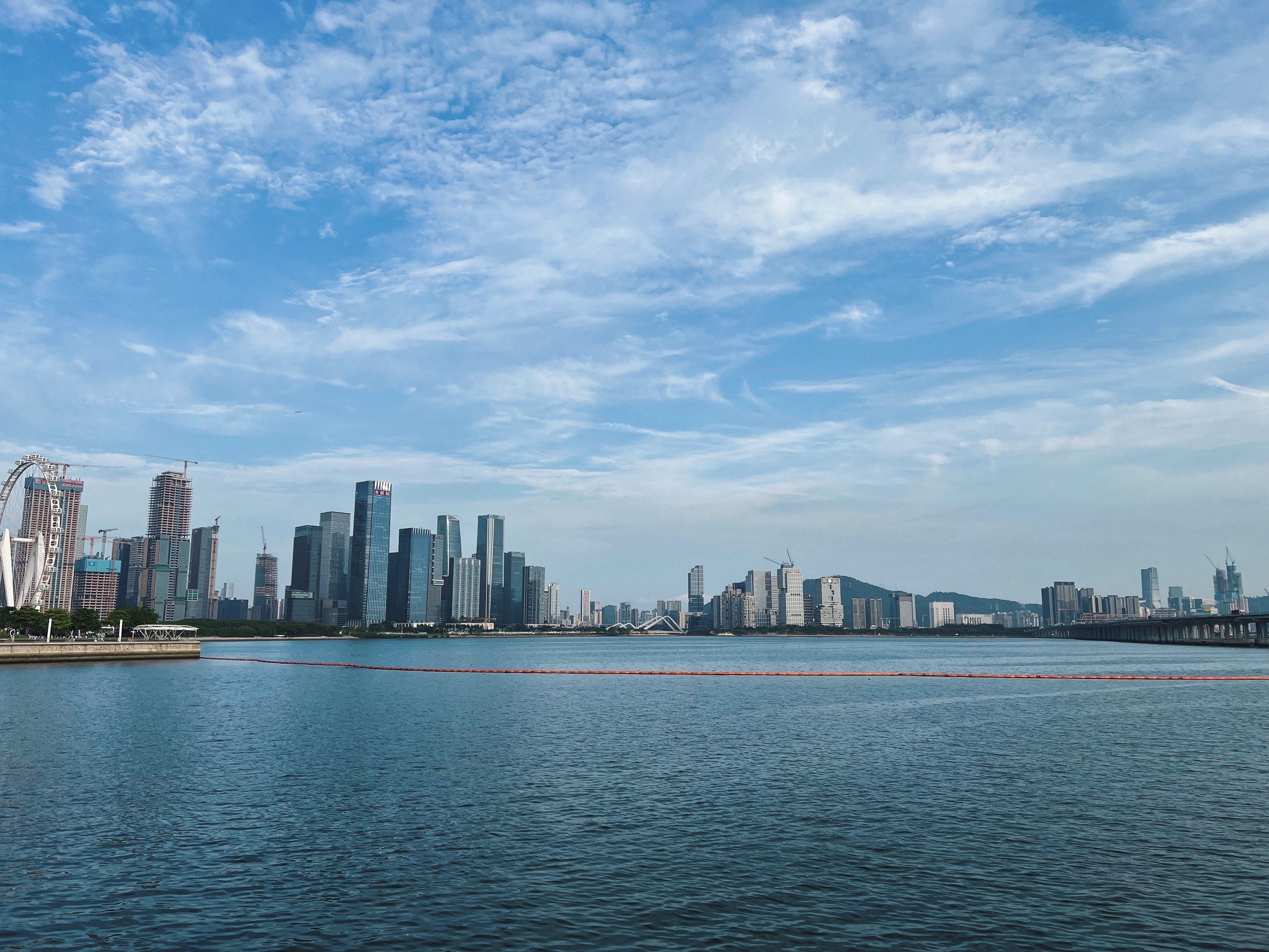 深圳宝安的海边步行